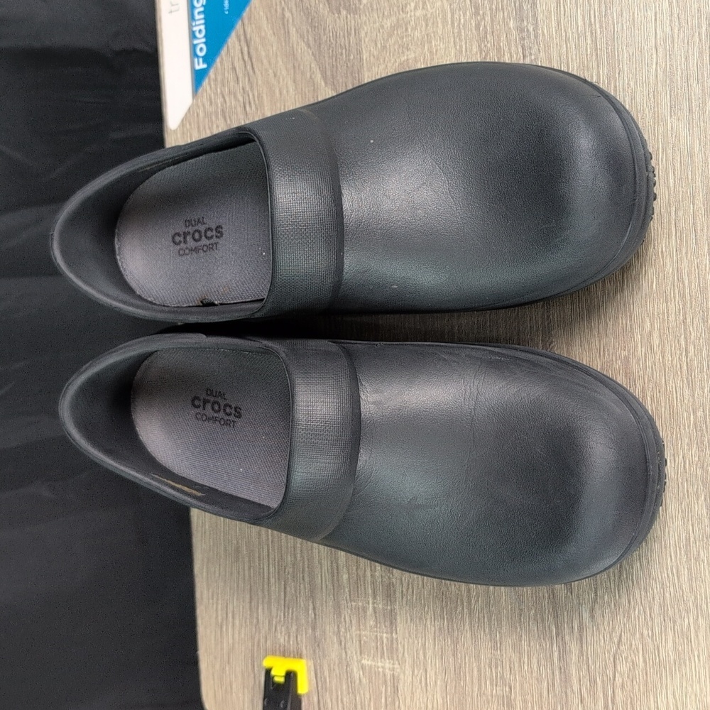 Crocs Slip‎ Resistant Non-Marking Womens 8. EUC